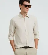 Camisa de manga larga Marfinno con cuello camisero y cierre frontal de botones. Confeccionada en tejido plano de lino y algodón.