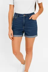 Short de jean azul oscuro, de tiro alto y corte ajustado, con dobladillo en las piernas y cierre frontal con botón metálico.