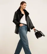 Pantalón baggy de jeans con cintura alta, bolsillos delanteros y traseros y lavado dirty.