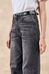 Pantalón de jean gris de corte recto, tiro medio y efecto lavado.