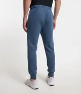 Pantalón deportivo masculino liso color negro, con ajuste elástico en la cintura y bolsillos laterales.