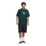 Remera de algodón color verde oscuro, con corte holgado y diseño de estampa gráfica en el pecho con estilo de cómic en color amarillo. Presenta el logo de Adidas en la manga.