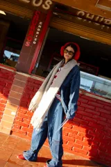 Chaqueta de jean con diseño de rayas verticales, cierre frontal, cuello camisero y bolsillos frontales con tapa.