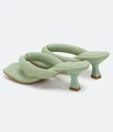 Sandalia color verde claro, con tacón medio acampanado, punta cuadrada y tira ancha acolchada.