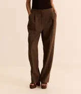 Pantalón recto de poliéster color marrón, con cintura alta de diseño sastre, pliegues delanteros y bolsillos laterales.