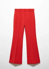 Pantalon de vestir color rojo, de corte flare con tiro medio. Presenta costuras verticales frontales, bolsillos laterales y ruedo con dobladillo ancho.