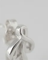 Caravanas de plata 925 con diseño de nudo entrelazado, de tamaño pequeño y estilo minimalista.