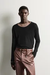 Camiseta relaxed fit de manga larga y cuello redondo amplio, confeccionada en tejido ligero color marrón con mezcla de lyocell y lana.