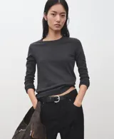 Camiseta de manga larga color gris oscuro, con cuello redondo y diseño ajustado al cuerpo.