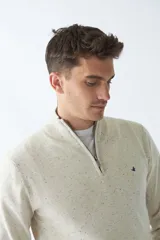 Sweater verde con medio cierre, tejido en buttoné, de manga larga y calce regular.