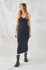 Vestido midi negro de viscosa con breteles finos y escote en V con frunce.