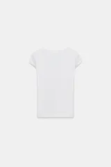 Camiseta de algodón con cuello redondo amplio y mangas cortas, de corte regular y largo estándar.