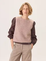 Chaleco de punto con textura calada, de cuello redondo y diseño sin mangas. Confeccionado en una mezcla de lana y mohair.