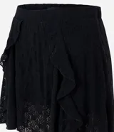 Pollera corta de encaje floral color negro, de talle alto y corte evasé, con volados y paneles superpuestos en el frente.