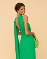 Vestido midi verde esmeralda de fiesta, con escote asimétrico y chal drapeado al cuello.