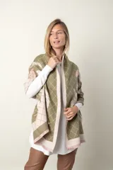Pashmina verde oliva con estampado de hojas y rombos, con borde color beige y flecos rosados.