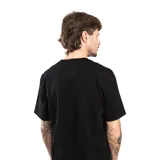 Remera regular de algodón color negro, con cuello redondo y diseño liso, cuenta con un pequeño logo bordado en el centro del pecho.