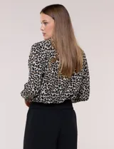 Camisa de gasa estampada con diseño animal print, cuello con solapa, escote en V, cierre frontal con botones y mangas largas, de la marca Ninety Clothing.