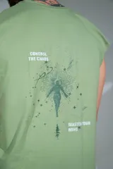 Musculosa verde militar de algodón elastizado, con cuello redondo y diseño holgado sin mangas. Cuenta con pequeño estampado gráfico en el centro del pecho.