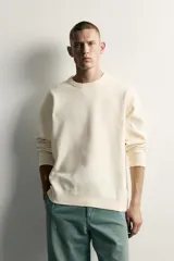 Sweater de punto regular fit, con diseño de rayas horizontales anchas en color gris y blanco, cuello redondo, manga larga y acabados en rib.