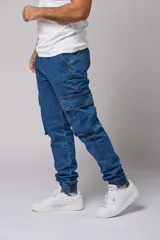 Pantalón jean de corte jogger con bolsillos cargo laterales y puños elásticos en los tobillos.