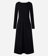Vestido midi negro de rib con viscosa certificada, corte ajustado, escote U, manga larga, espalda abierta y pliegues.