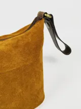 Necessaire de cuero gamuzado color tostado con detalles de cuero marrón oscuro, manija superior y cierre metálico.