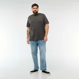 Pantalón de jean con corte regular y diseño de cinco bolsillos, en tono azul claro con efecto lavado.