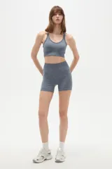 Short deportivo de calce ajustado, confeccionado en tejido de punto sin costuras con efecto melange.