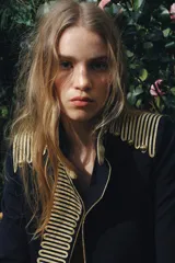 Chaqueta estilo militar de la ZW Collection, color negro con detalles en terciopelo beige y alamares dorados a contraste. Posee cuello subido, manga larga con puños de terciopelo y botones metálicos en relieve.