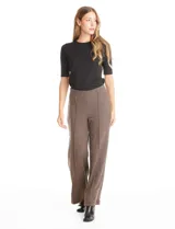 Pantalón de corte wide leg con diseño de espiga, tiro alto y pretina elástica interna. Presenta costuras verticales pespunteadas en el frente y en la parte trasera de cada pierna.