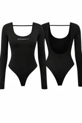 Body de manga larga color negro, confeccionado en tela elastizada. Presenta un escote redondo con una pequeña etiqueta decorativa en el pecho y una espalda abierta con una tira horizontal superior.