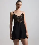 Camisón corto de color negro con busto confeccionado en encaje y cuerpo de malla. Presenta breteles finos ajustables y un diseño sin copa.