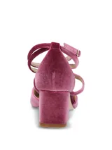 Zapatos de tacón medio cuadrado, confeccionados en terciopelo color fucsia. Presentan un diseño de punta fina con tiras cruzadas en el empeine y cierre ajustable con hebilla en el tobillo.