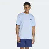 Remera deportiva Adidas Workout Essentials Base color celeste claro, de manga corta y cuello redondo, con el logo de la marca estampado en negro en el lado izquierdo del pecho.