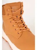 Bota de caña alta estilo trekking color verde militar, con suela blanca gruesa y base de goma marrón.