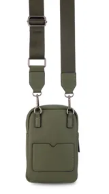 Bandolera pequeña de diseño compacto en color mostaza, confeccionada en material sintético con textura granulada. Presenta un bolsillo frontal con el logo de la marca impreso, cierre superior y correa ancha ajustable y desmontable.