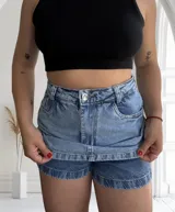 Short pollera de jean de tiro alto, color celeste claro.
