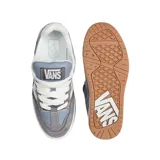 Championes de estilo urbano y chunky inspirados en los años 90, modelo Upland 2Tne de Vans, con capellada de cuero en tonos azul, gris oscuro y detalles en celeste y blanco, cordones anchos blancos, suela de goma blanca y suela exterior de goma color caramelo.