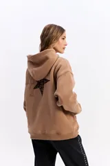 Canguro con capucha y cordones ajustables, de silueta amplia y caída relajada. Presenta un bolsillo frontal tipo canguro, puños y ruedo acanalados, y una estampa protagonista en la espalda.