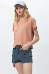 Short de jean azul con bolsillos cargo y ruedo desflecado.