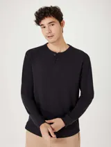 Camiseta de manga larga con cuello henley y cierre frontal de tres botones, confeccionada en tejido de textura waffle.