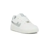 Championes urbanos Austral Champion Force D, color blanco con detalles plateados, con suela blanca y cordones blancos.