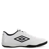 Championes de fútbol sala Umbro modelo Classico II IC, color blanco con detalles en negro. Presentan un diseño con costuras reforzadas en la puntera para mayor durabilidad, cierre con cordones y suela de goma plana diseñada para superficies de interior.