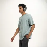 Remera celeste de corte holgado con cuello redondo y mangas cortas.