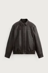 Cazadora bomber de corte relaxed fit confeccionada en tejido efecto piel, color marrón oscuro. Cuenta con cuello solapa, manga larga con puño abotonado, bolsillos de vivo en la cadera, bajo elástico y cierre frontal con cremallera.