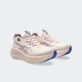 Championes de running Asics modelo Gel Nimbus 28, color negro con detalles en naranja neón y suela blanca. Presentan tecnología PureGEL en el talón y entresuela FF BLAST PLUS para mayor amortiguación, con capellada de tejido técnico.