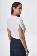 Top verde con escote drapeado y mangas cortas.