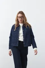 Polera de punto color marrón, con cuello alto y diseño de trenzas verticales en el frente y tejido acanalado en las mangas. Presenta mangas raglán y terminaciones acanaladas en puños y ruedo.