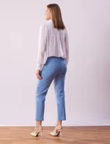 Pantalón recto color verde esmeralda de gabardina elastizada, marca Zac & Rachel. Pretina ancha con faja interna modeladora. Delantera con bolsillos simulados. Trasera con bolsillos ojal.